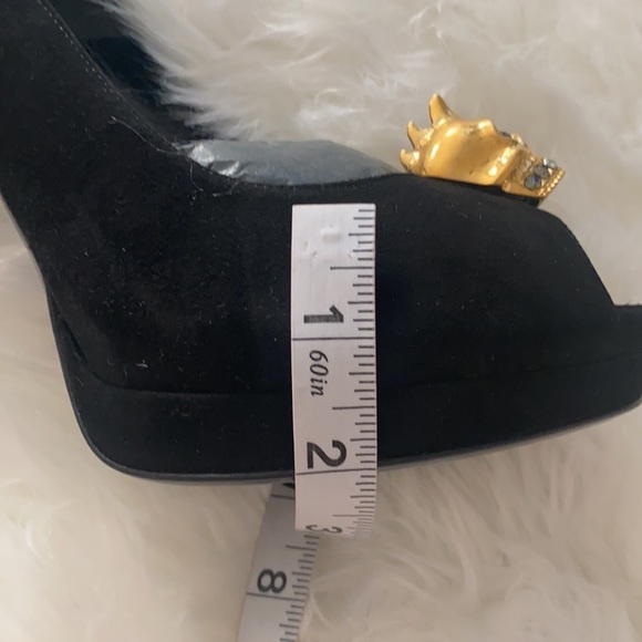 Alexander McQueen Black Velour Peep Toe Pumps 41 NIB Gold Skull Hardware - Picture 10 of 10